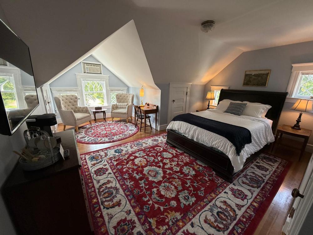 Deluxe Queen Room interior